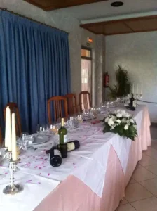 Hostal El Cruce - mesa preparada para boda