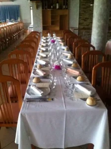 Hostal El Cruce - mesa preparada para evento