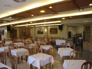 Hostal El Cruce - interior del restaurante el cruce