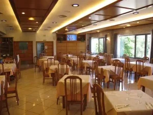 Hostal El Cruce - mesas del restaurante