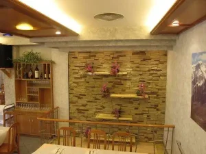 Hostal El Cruce - Pared del restaurante