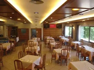 Hostal El Cruce - mesas del restaurante preparadas