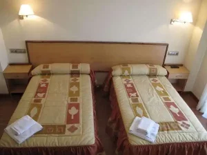 Hostal El Cruce - habitación con dos camas