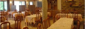 Hostal El Cruce - mesas del restaurante